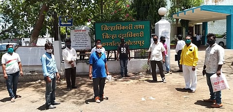 सलून व्यवसाय सुरु करण्यासाठी केले आंदोलन