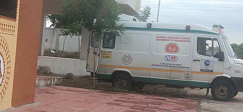नरखेड : सदया दुसरीकडे पळविण्यात आलेली नरखेड केंद्रावरील येथील रूग्णवाहिका.