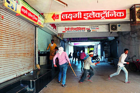 बाबांनो गुपगूमान घरी बसा... सक्तीच्या संचारबंदीसाठी पोलिस रस्त्यावर