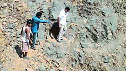 दुर्गम भागातील कामांच्या पाहणीसाठी...आमदारांनी केली पाच किमीची पायपीट !.