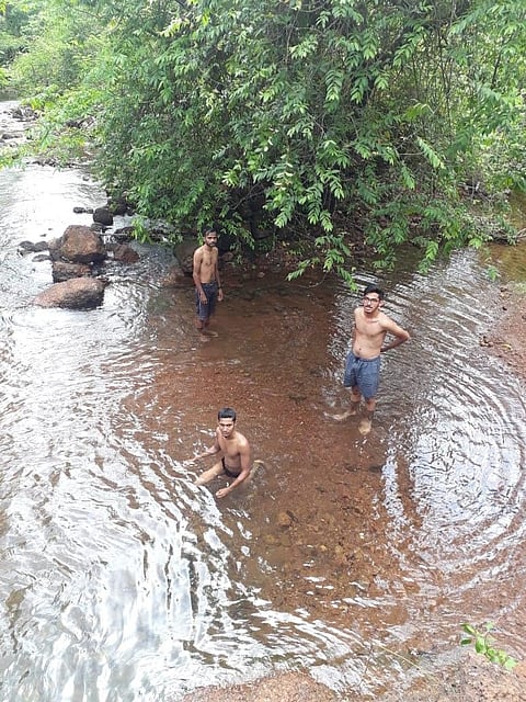 Police action against youths who went to the waterfall