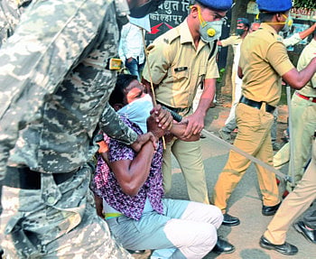 Lock-knock movement by all-party committee; Struggle between police and activists