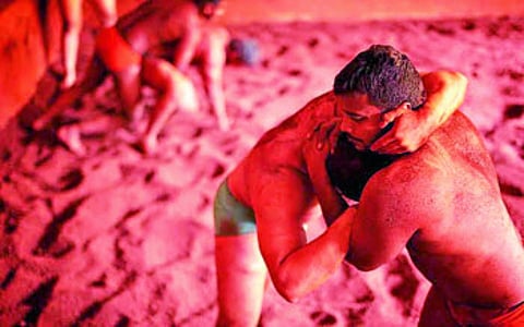 The gym is open but closed; On the ground, the demand to start the competition