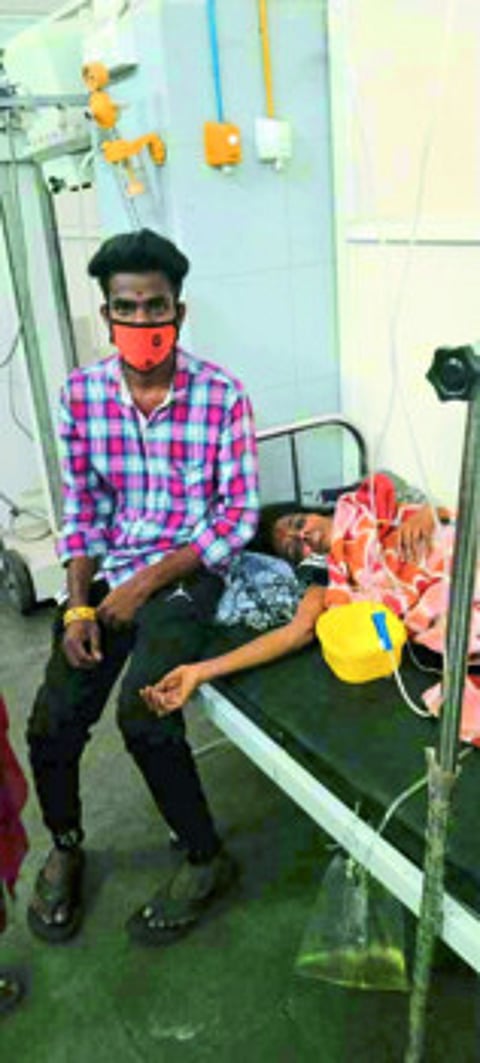 The son's handcuffs at the expense of the mother's surgery; Newspaper seller Ajit's grief