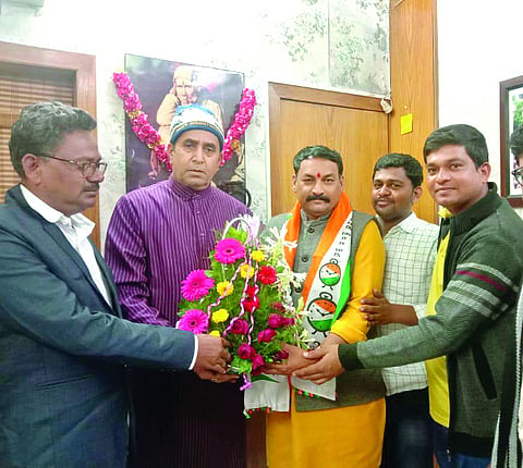 कुही : आमदार अनिल देशमुख यांच्या उपस्थितीत राष्ट्रवादीत प्रवेश करताना भागेश्वर फेंडर.