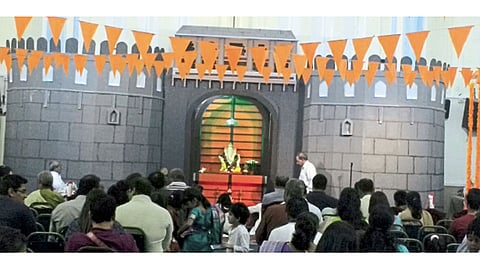 लंडनमधील महाराष्ट्र मंडळाच्या गणपतीला आरतीसाठी झालेली गर्दी.