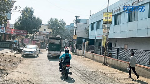 अरुंद असलेला किरकटवाडी गावातील एकमेव मुख्य रस्ता.