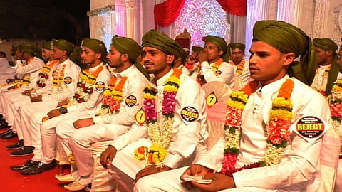 सामूहिक विवाह सोहळ्यातच नवविवाहित जोडप्यांनी केला..