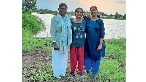 शेतातल्या पाझर तलावाकाठी विरंगुळ्याचे क्षण अनुभवताना माधवी, माधुरी व मिडोरी.