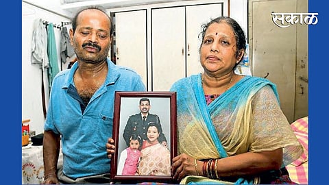 हुतात्मा संतोष बाबू याचे माता-पिता मंजुला-उपेंद्र.