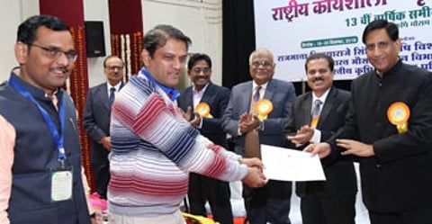 मुख्य समन्वयक डॉ. कैलास डाखोरे व प्रमोद शिंदे पुरस्काराने सन्मानित करण्यात आले.
