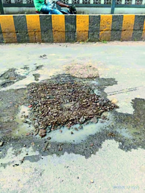 ‘मनपा’ची खड्डे बुजविण्याची गजब तऱ्हा ! डांबरी रस्त्याला मुरूमाचा लावला ठिगळ