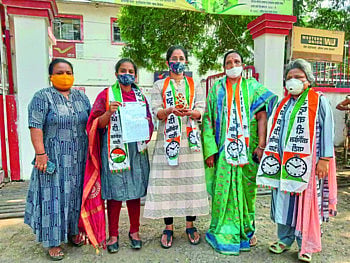गृहमंत्री शहांना ‘मीराबाईं’ची जखडलेली मूर्ती राष्ट्रवादी युवती काँग्रेसने दिली भेट