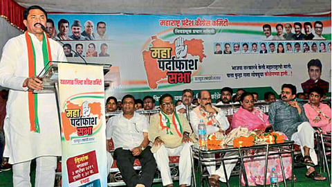 यवतमाळ - विचार व्यक्त करताना माजी खासदार नाना पटोले. व्यासपीठावर उपस्थित मान्यवर.