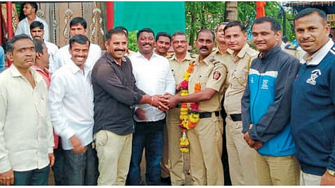 सोनगे - येथे पोलिस कर्मचारी नंदकुमार आनंदराव सिद्ध यांचा सत्कार करताना राणा प्रताप तरुण मंडळाचे कार्यकर्ते.