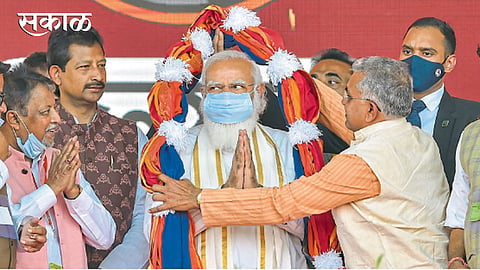 हुगळी: पंतप्रधान नरेंद्र मोदी यांचा सोमवारी सत्कार करताना भाजपचे प्रदेशाध्यक्ष दिलीप घोष आणि अन्य नेते.