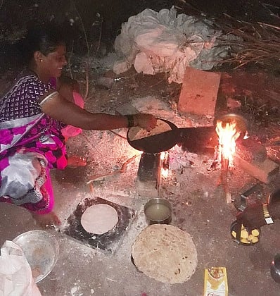 उमरगा : औद्योगिक वसाहत परिसरात चुलीवर स्वयंपाक करणारी महिला.