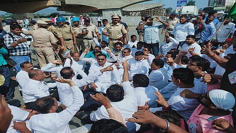 भिवंडी : रांजणोली चौकात रास्ता रोको आंदोलन करताना ग्रामस्थ.