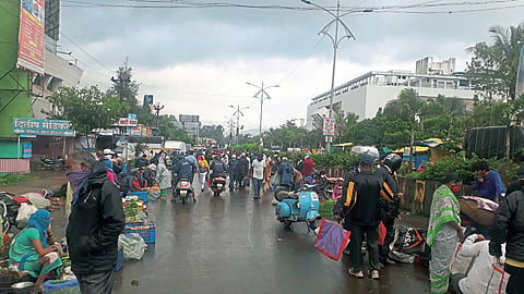 सातारा भाजी मंडईतून चालाय, मग जरा जपूनच!