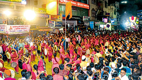 पिंपरी - श्री. लालबहादूर शास्त्री भाजी मंडई व्यापारी संघटनेच्या गणेश विसर्जन मिरवणुकीत ज्ञानप्रबोधिनी ढोल पथकातील विद्यार्थिनी खेळ सादर करताना.