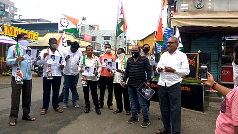 दिघी - येथील छत्रपती संभाजी राजे चौकात राष्ट्रवादी कॅांग्रेस आणि सेवादलाद्वारे आमदार गोपीचंद पडळकर यांनी माजी केंद्रीय कृषीमंत्री यांच्यावर केलेल्या वक्तव्याचा निषेध करण्यात आला.