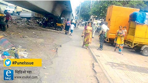 सातारा रस्ता - पंचमी हॉटेल ते लक्ष्मीनारायण चित्रपटगृहदरम्यानच्या रस्त्याची झालेली दुरवस्था.