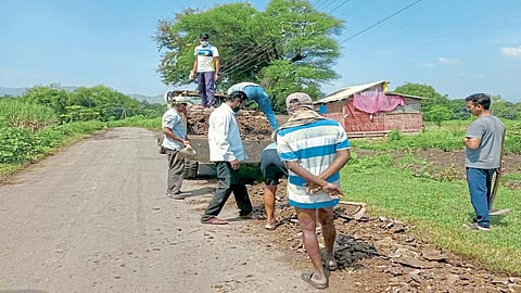 प्रशासनाच्या नाकावर टिचून युवकांनी स्वखर्चातून बुजवले खड्डे!