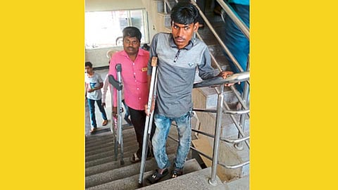 उपप्रादेशिक परिवहन कार्यालय, मोशी - रॅम्प व लिफ्टअभावी दिव्यांगांना जिन्यांचा वापर करावा लागतो.