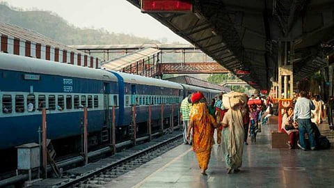 Akola Marathi News Amravati-Mumbai Ambanagari Express will run again from Monday