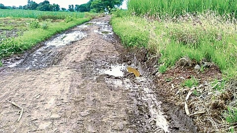 कुणी पक्का रस्ता देता का पक्का रस्ता..!