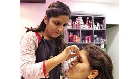 ब्युटी पार्लरमध्ये काम करत असताना संध्याकिरण.