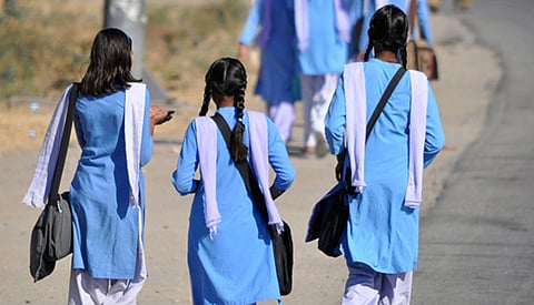 Akola News: Six girls wearing sari on the second floor of the hostel escaped cinestyle