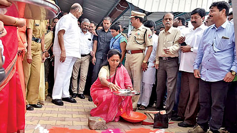 बारामती - दौंड-बारामती लोहमार्गाच्या विद्युतीकरणाच्या कामाचे मंगळवारी भूमिपूजन करताना खासदार सुप्रिया सुळे. या प्रसंगी उपस्थित ज्येष्ठ नेते शरद पवार व रेल्वेचे अधिकारी.