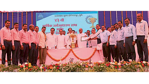 वसंतदादा शुगर इन्स्टिट्यूट, मांजरी (पुणे) - दौंड शुगर कारखान्याला कै. वसंतदादा पाटील सर्वोत्कृष्ट साखर कारखाना पुरस्कार प्रदान करताना मुख्यमंत्री उद्धव ठाकरे, माजी केंद्रीय मंत्री शरद पवार यांच्यासह सहकारमंत्री जयंत पाटील, अजित पवार, दिलीप वळसे पाटील यांच