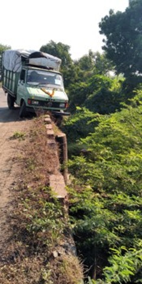 शिरपुर-शहादा महामार्गावरील खड्यांमुळे आठ दिवसांत तीन अपघात