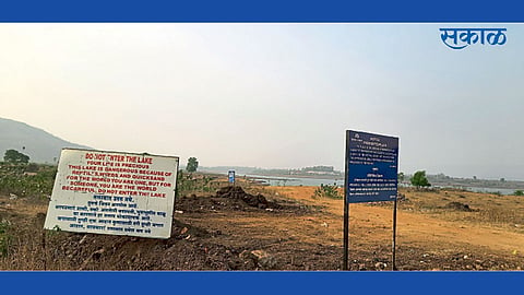 वडेश्वर - ठोकळवाडी धरण पोहण्यासाठी धोकादायक असल्याच्या सूचना देणारे टाटा पॉवरचे फलक.
