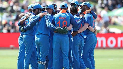 World Cup 2019 : टीम इंडियाच्या बसवर फुलांची उधळण (व्हिडिओ)
