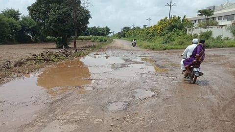 Thorandale to Manchar road fill the pits or else take to the streets for agitation