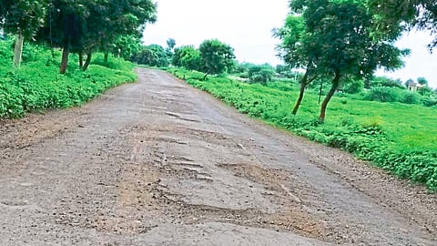 आगरगाव : आगरगाव-नाचणगाव मार्गाची झालेली दुरवस्था.