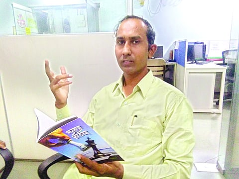 नागपूरः कवी वेणुप्रशांत ‘सकाळ’ कार्यालयात कवितावाचन करताना.