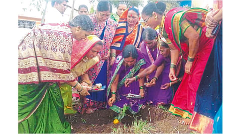 जवळवाडी - वटपौर्णिमेला वडाचे वृक्षारोपण करताना वर्षा जवळ, गीता लोखंडे व उपस्थित महिला.