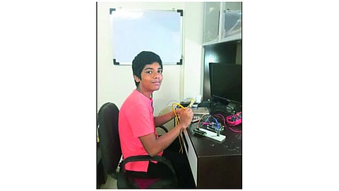विप्लवला छंद नावीन्यपूर्ण इलेक्ट्रॉनिक्स वस्तू बनवण्याचा