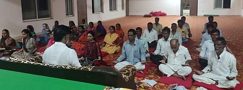 वाटूर : आर्ट ऑफ लिव्हिंगच्या श्री श्री ज्ञानमंदिर परिसरात ध्यानसाधना करताना शेतकरी.