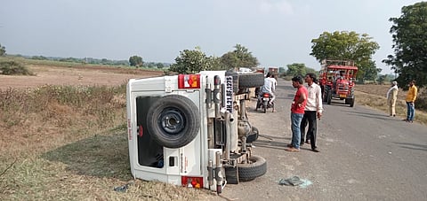 परतूर : वाळू माफियांनी उलटवून टाकलेली जीप.