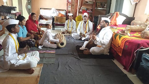 जांबसमर्थ : येथे आषाढी एकादशीनिमित्ताने अभंग सादर करताना पांडुरंग महाराज आनंदे व इतर.
