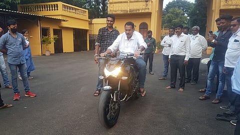 स्टाईल इज स्टाईल! कार्यकर्त्याची इच्छा पुरी, उदयनराजेंची बाईक सवारी!