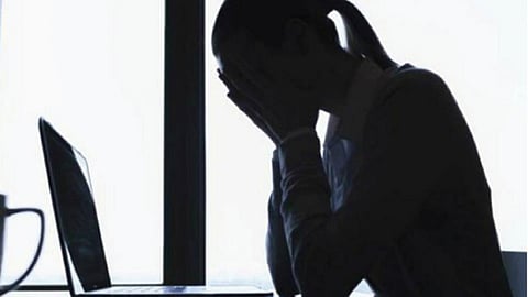 ऑनलाईन छेडखानी रोखण्यासाठी कठोर कायदे करा
