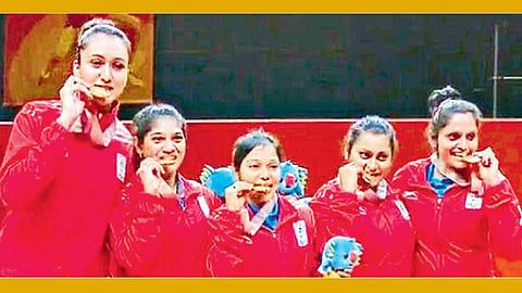 गोल्ड कोस्ट - भारतीय महिला टेनिसपटू ऐतिहासिक सुवर्णपदकाचा जल्लोष करताना.