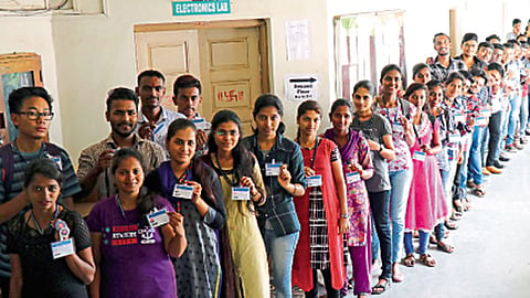 बाबूरावजी घोलप महाविद्यालय, सांगवी - मतदान करण्यासाठी विद्यार्थ्यांची लागलेली रांग.