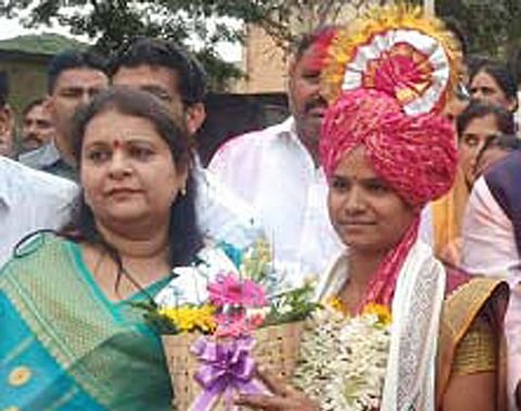 उस्मानाबाद : अस्मिता कांबळे यांचा सत्कार करताना अर्चना पाटील.